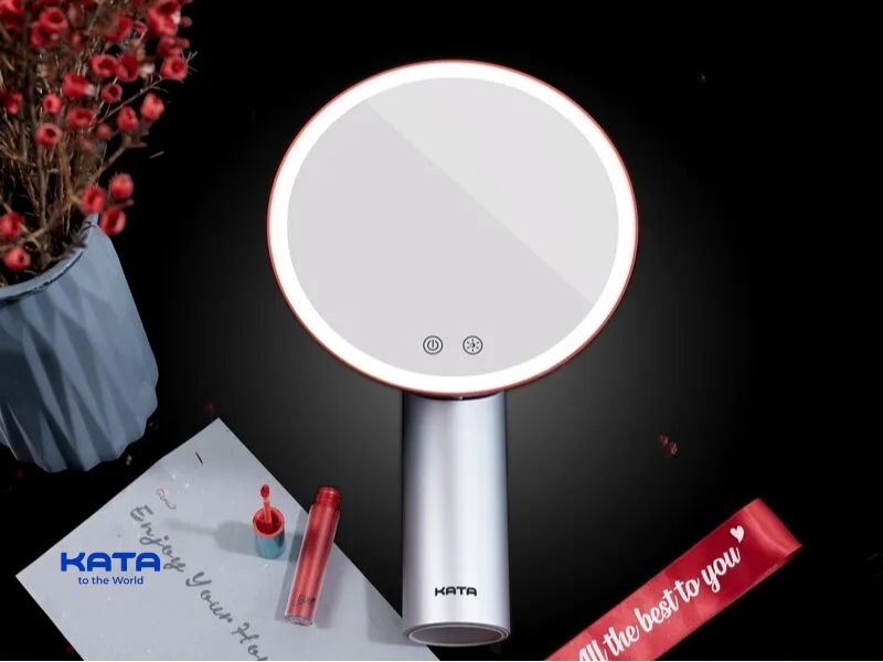 Gương trang điểm hình tròn được thiết kế mềm mại theo phong cách nữ tính