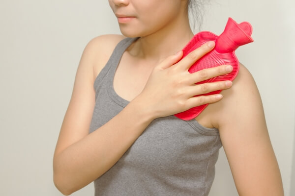 Chườm ấm khi bị căng cơ