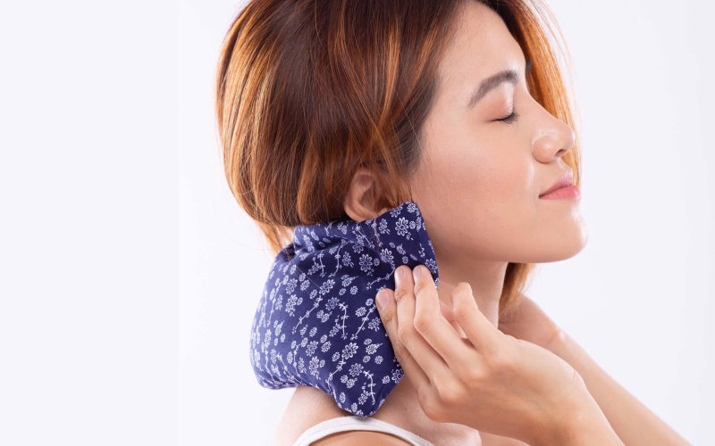 Chườm ấm vùng vai gáy giảm đau đầu