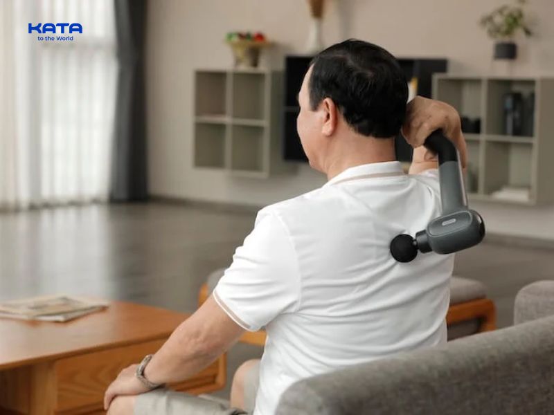 Dùng súng massage nhẹ nhàng cho vùng lưng, giảm tình trạng căng mỏi
