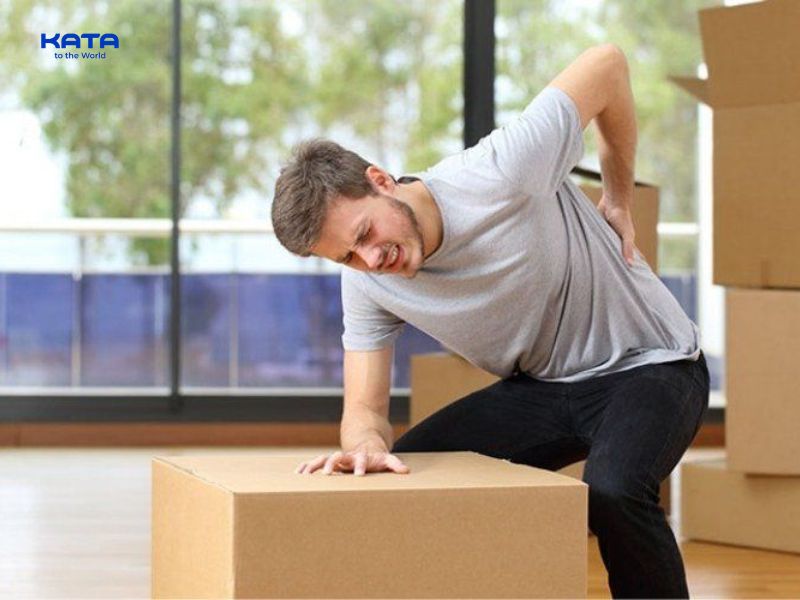 Nâng vật quá nặng, bê sai tư thế cũng khiến cơ lưng bị đau