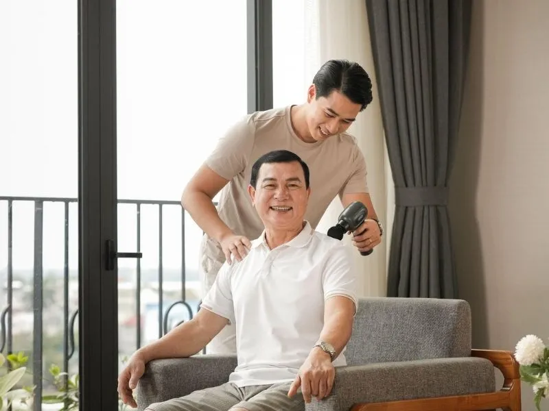 Có nên dùng súng massage cho người già không?