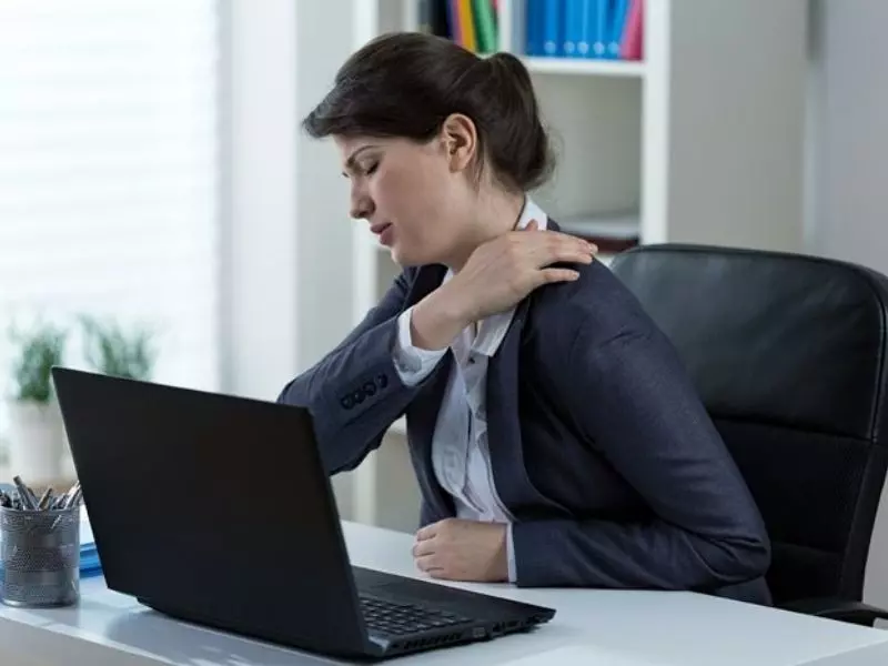 Dân văn phòng là đối tượng phù hợp để mua gối massage SKG P5
