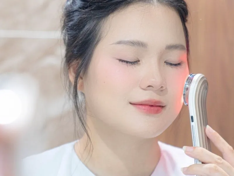 Đèn LED ánh sáng đỏ làm tăng đàn hồi và đều màu da