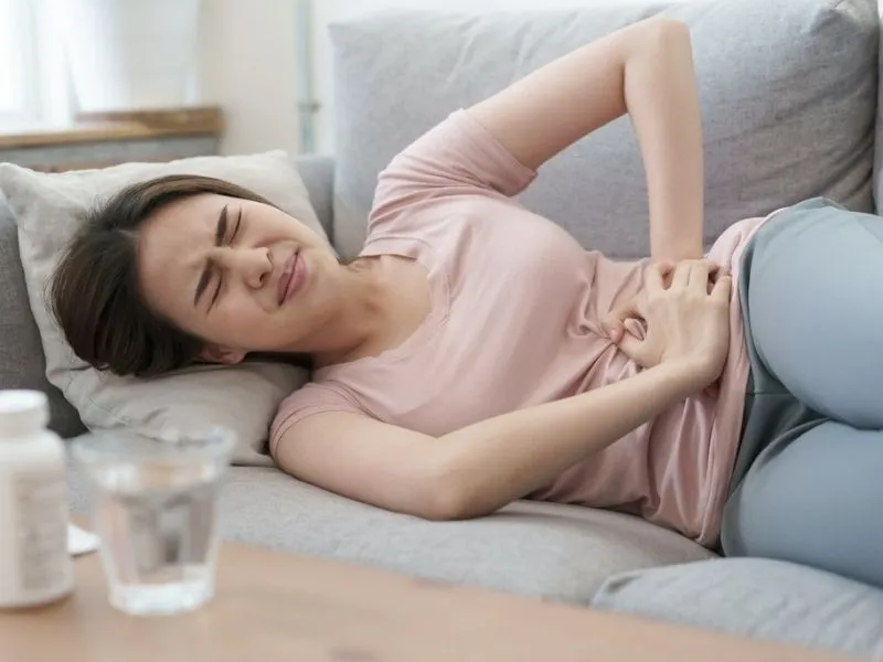 Nhiều bạn nữ đau bụng khi tới tháng
