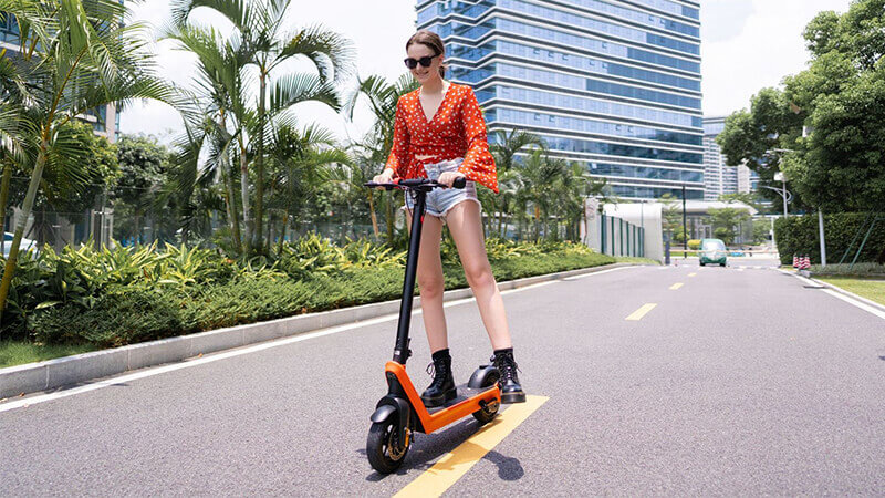 Xe scooter điện người lớn mang lối thiết kế chung giống với đa số các loại xe scooter điện thông thường hiện nay