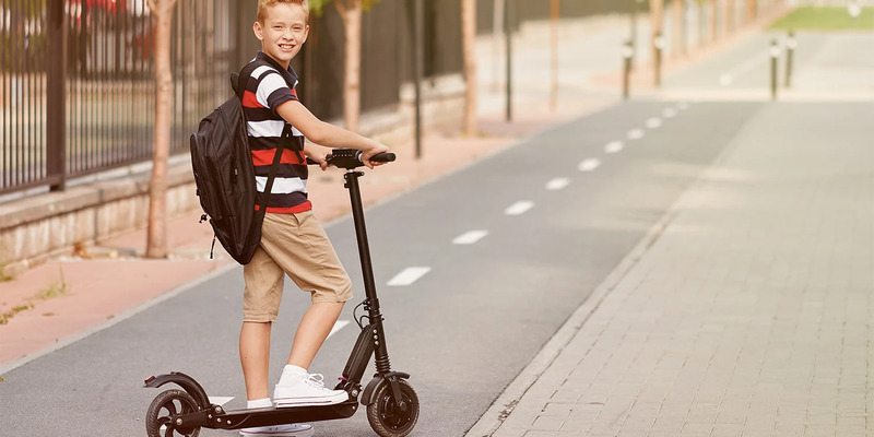 Xe trượt điện scooter dành cho bé cũng sở hữu cấu tạo tương tự như xe scooter điện dành cho người lớn nhưng mang kích thước nhỏ hơn