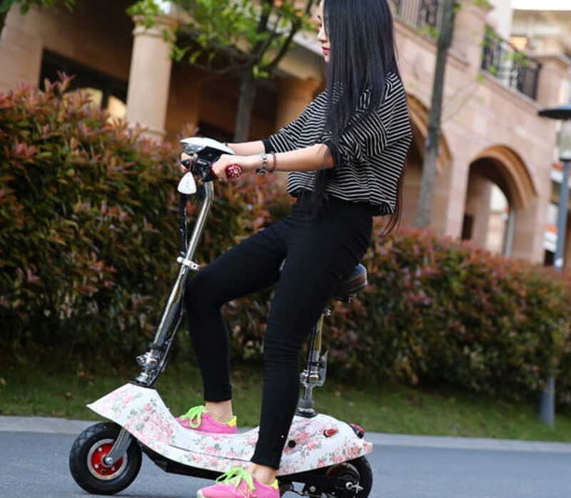 Kích thước của xe trượt scooter điện mini thường lớn hơn loại xe dành cho trẻ em và nhỏ hơn dòng dành cho người lớn