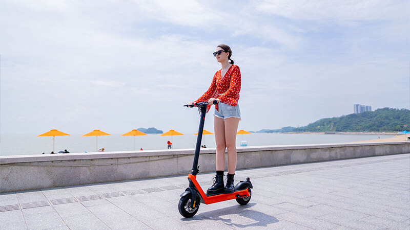 Khác với scooter điện 03 bánh, xe điện scooter 02 bánh chỉ bao gồm 01 bánh phía trước và 01 bánh phía sau