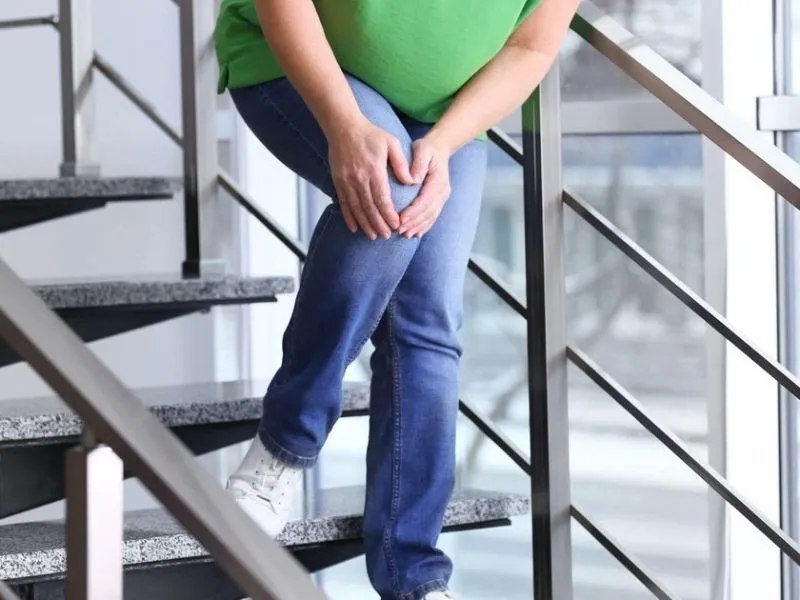 Đau đầu gối khi leo cầu thang có nguy hiểm không?