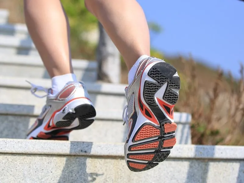 Đau khi lên cầu thang