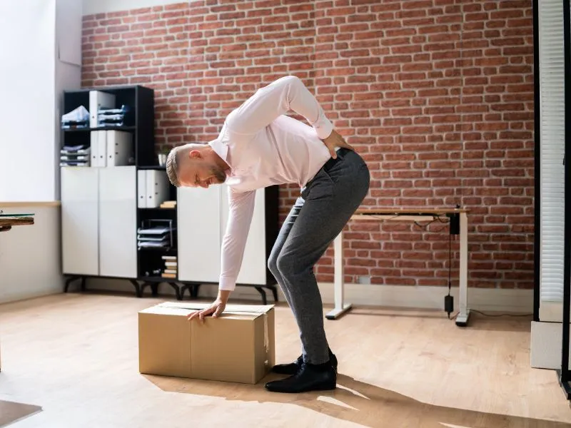 Những người thường làm việc nặng thường đau lưng dưới