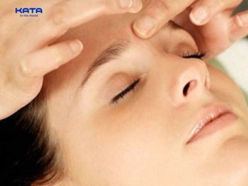 Day ấn các điểm trên chân mày