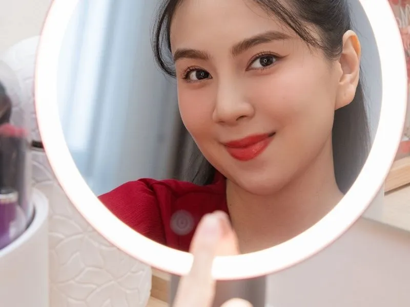 Nên mua gương trang điểm truyền thống hay gương trang điểm LED