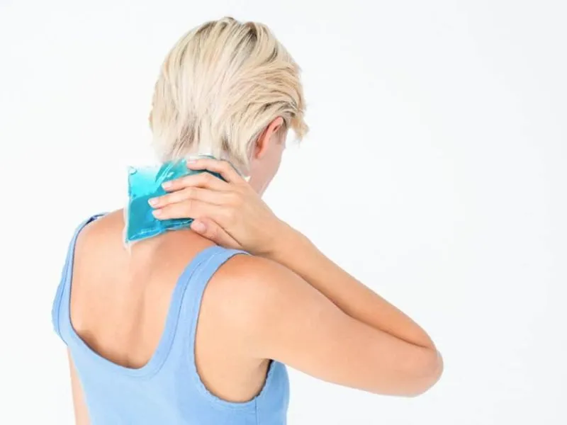 Chườm đá lạnh để giảm đau nhức