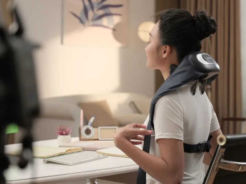 Sử dụng máy massage cổ vai gáy 