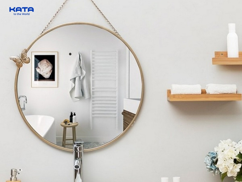 Gương cũ vẫn còn dùng được nên tận dụng dùng làm gương trang trí trong nhà