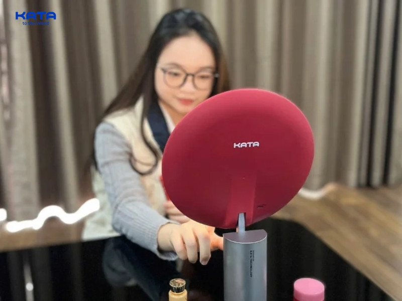 Với nhu cầu trang điểm thường xuyên, bạn nên chọn gương đèn LED hoặc gương cầm tay mini