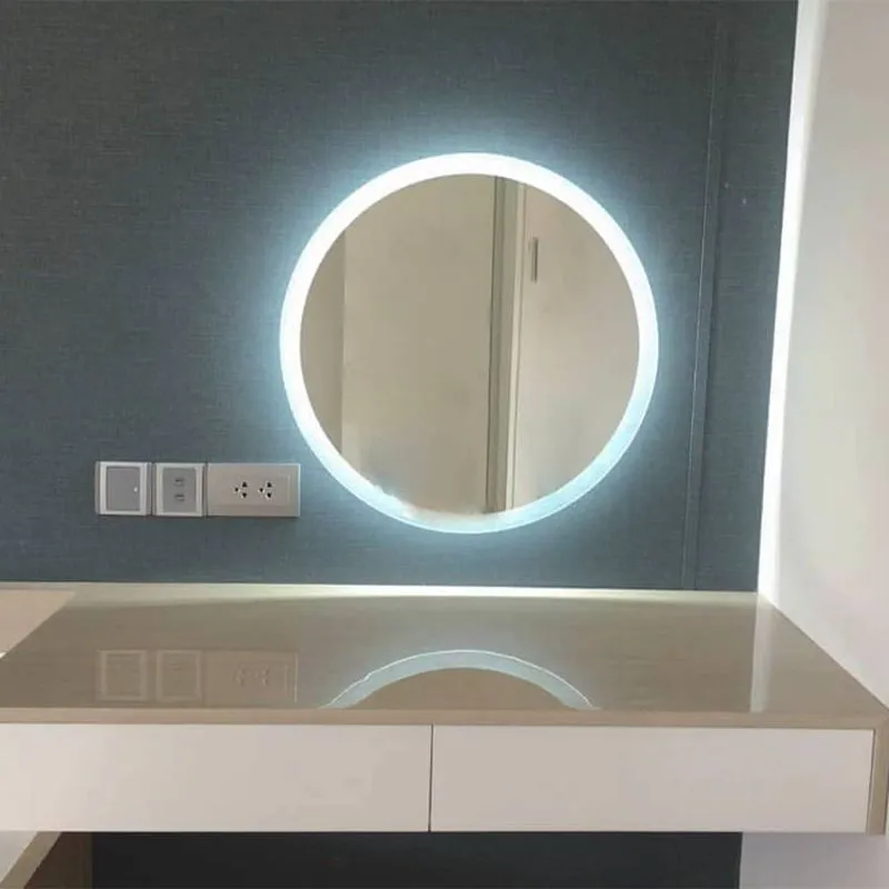 Nên dùng gương led dùng pin hay cắm điện? So sánh ưu nhược điểm
