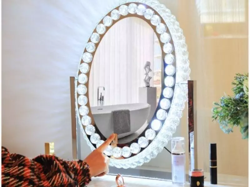 Gương led trang điểm viền kim cương tạo cảm giác sang trọng