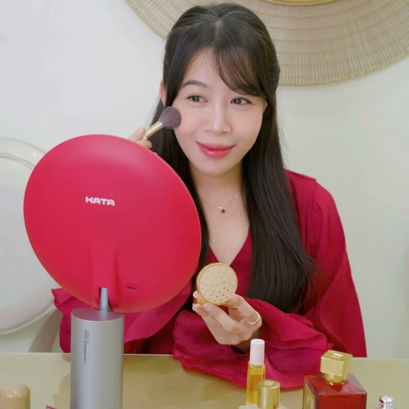 Gương led trang điểm KATA Miro O2 là người bạn đồng hành cùng MC Diệp Chi