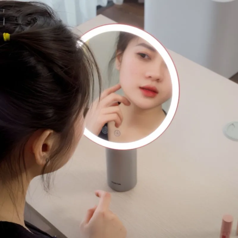 Xu hướng làm đẹp mọi lúc mọi nơi bằng gương LED trang điểm mini