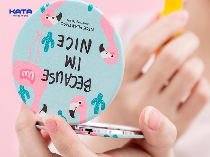 Gương có nắp giúp bảo vệ bề mặt kính khỏi bụi bẩn, va đập và hạn chế tối đa trầy xước