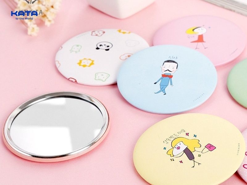 Gương mini bỏ túi dạng tròn nhỏ gọn, tiện lợi giúp bạn dễ dàng soi gương và trang điểm nhanh