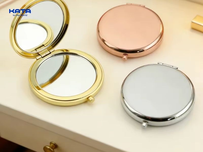 Gương mini bỏ túi hai mặt phóng đại giúp bạn dễ dàng trang điểm hoặc soi chi tiết mọi lúc, mọi nơi