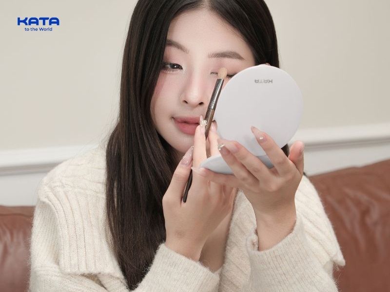 Nếu trang điểm ở nơi thiếu sáng, gương LED trang điểm nhỏ gọn sẽ phù hợp