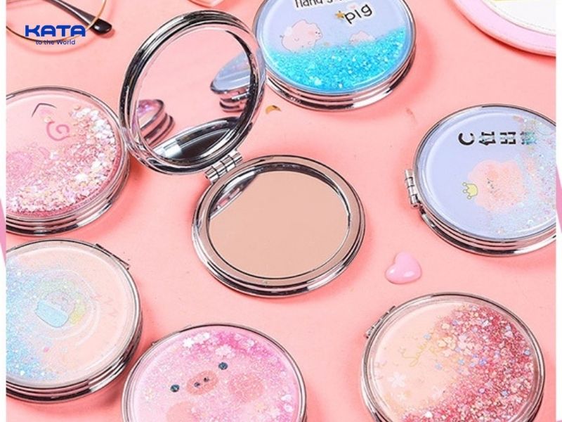 Gương hai mặt mini giúp bạn dễ dàng soi được các điểm trên khuôn mặt
