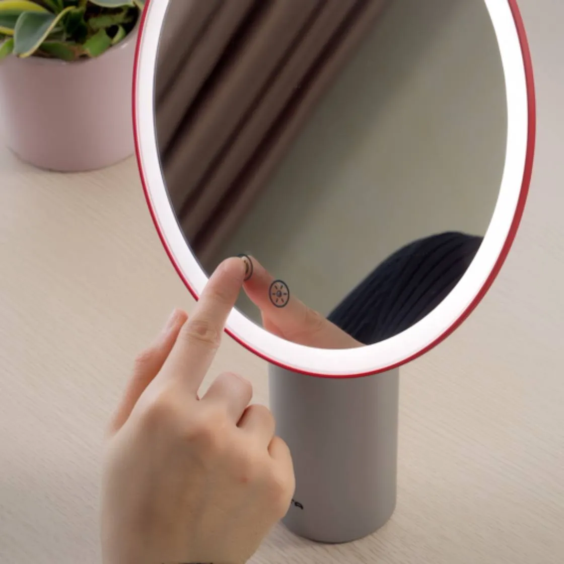 Vì sao nên sử dụng gương trang điểm có đèn LED cảm ứng?