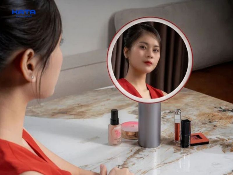 Gương phải phản chiếu trọn vẹn gương mặt và một phần cổ/vai để bạn dễ dàng thao tác mà không bị cắt góc
