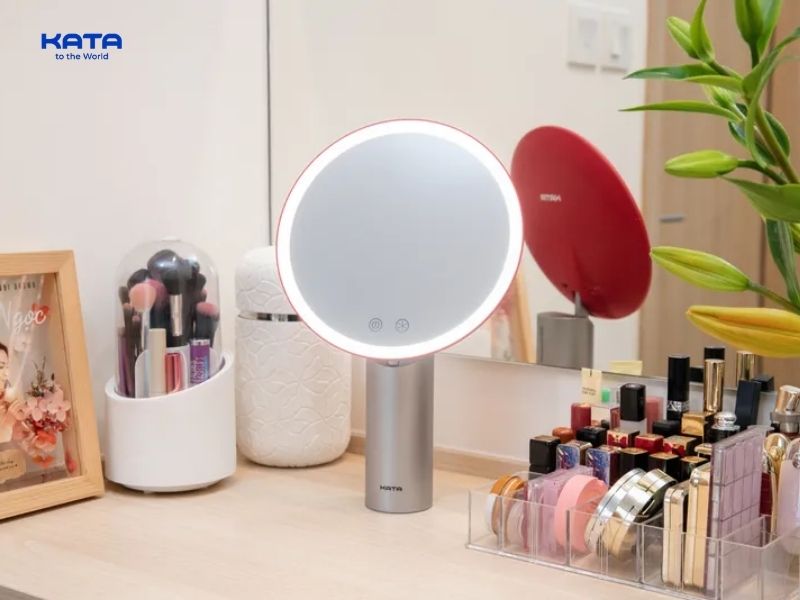 Thiết kế chân đế và khả năng điều chỉnh góc nghiêng giữ sự ổn định, tối ưu hóa góc nhìn