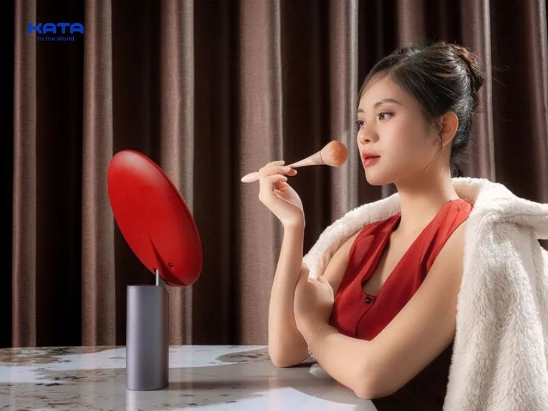 Khi chọn gương trang điểm để bàn, bạn cần lưu ý kích thước, chất liệu, tính năng tiện dụng