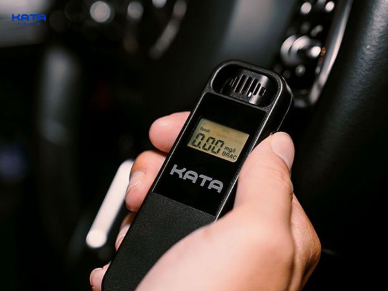 Hiệu chuẩn máy đo nồng độ cồn định kỳ là cần thiết để đảm bảo thiết bị luôn hoạt động chính xác, tuân thủ các tiêu chuẩn đo lường