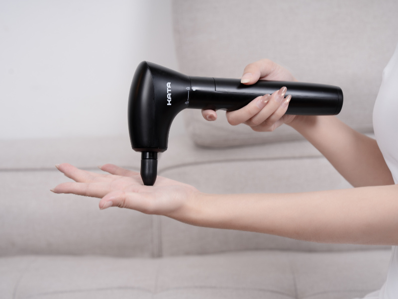 Hướng dẫn cách thay pin máy massage cầm tay chi tiết cho người mới 