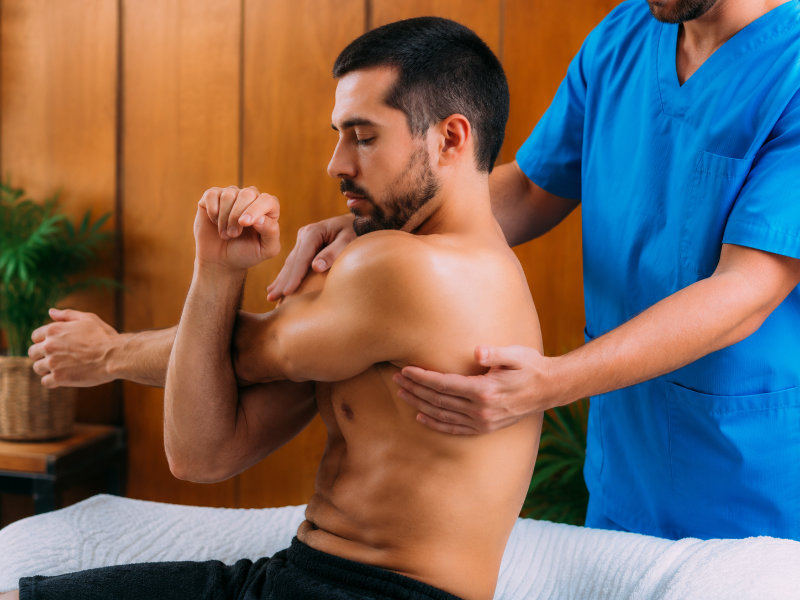Kéo giãn cơ sau khi massage giải bó cơ