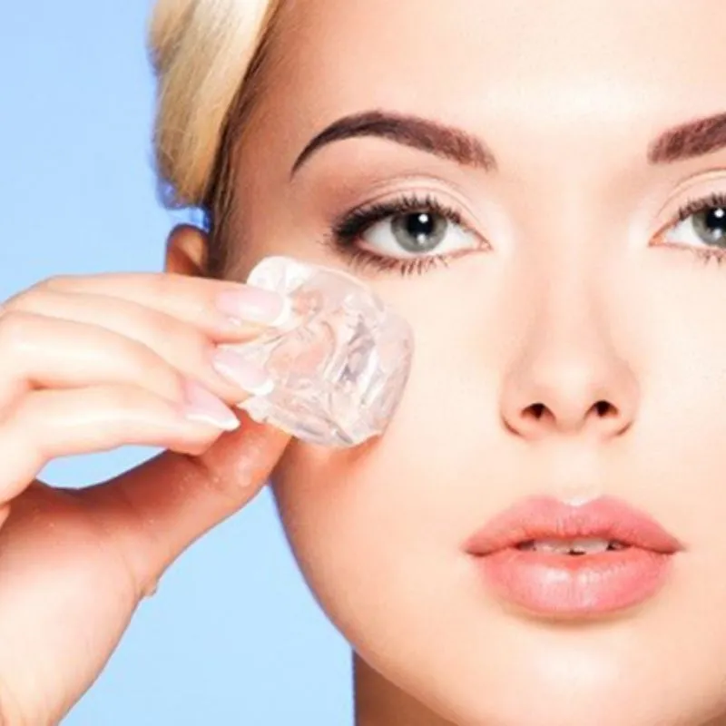 Chườm đá lạnh là phương pháp trị bọng mắt hiệu quả