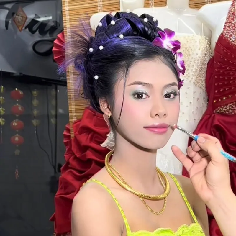 Tạo khối và đánh má trong makeup cô dâu thập niên 90