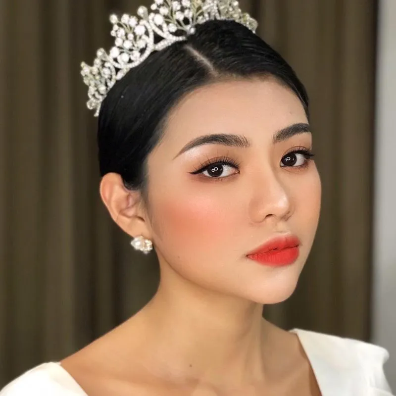 Makeup cô dâu tone đỏ cổ điển