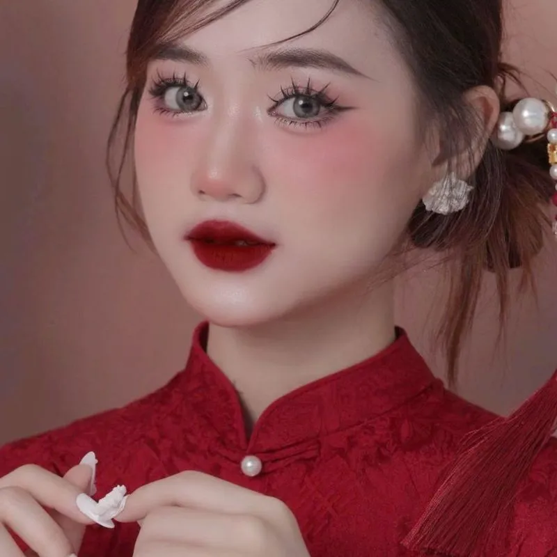 Makeup cô dâu tone đỏ quyến rũ