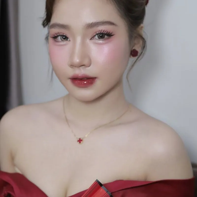 Makeup cô dâu tone đỏ sang trọng