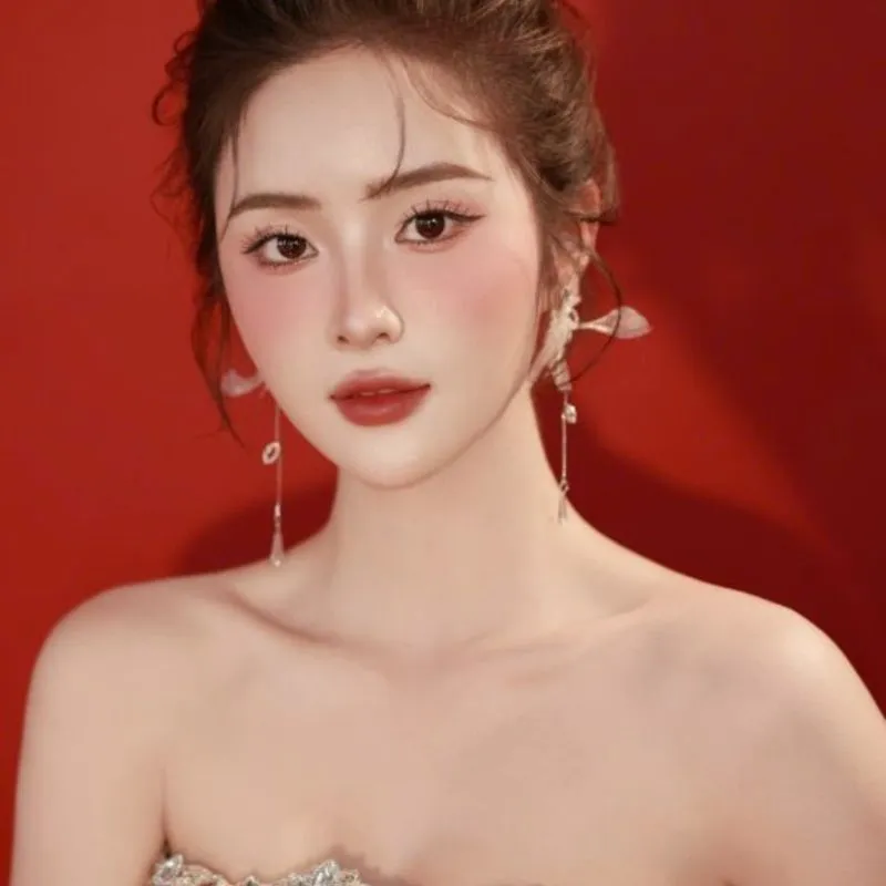 5+ Mẫu makeup cô dâu tone đỏ sắc sảo, cuốn hút