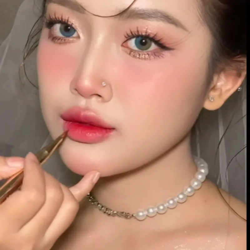Gợi ý phụ kiện, váy cưới hợp với makeup tone hồng 
