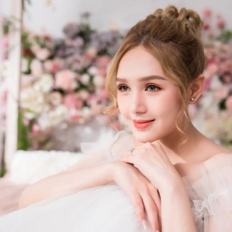 Makeup cô dâu tone hồng baby doll dễ thương