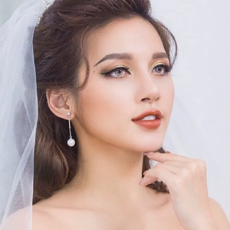 Kiểu trang điểm cô dâu tone Tây môi đỏ đất nồng nàn 