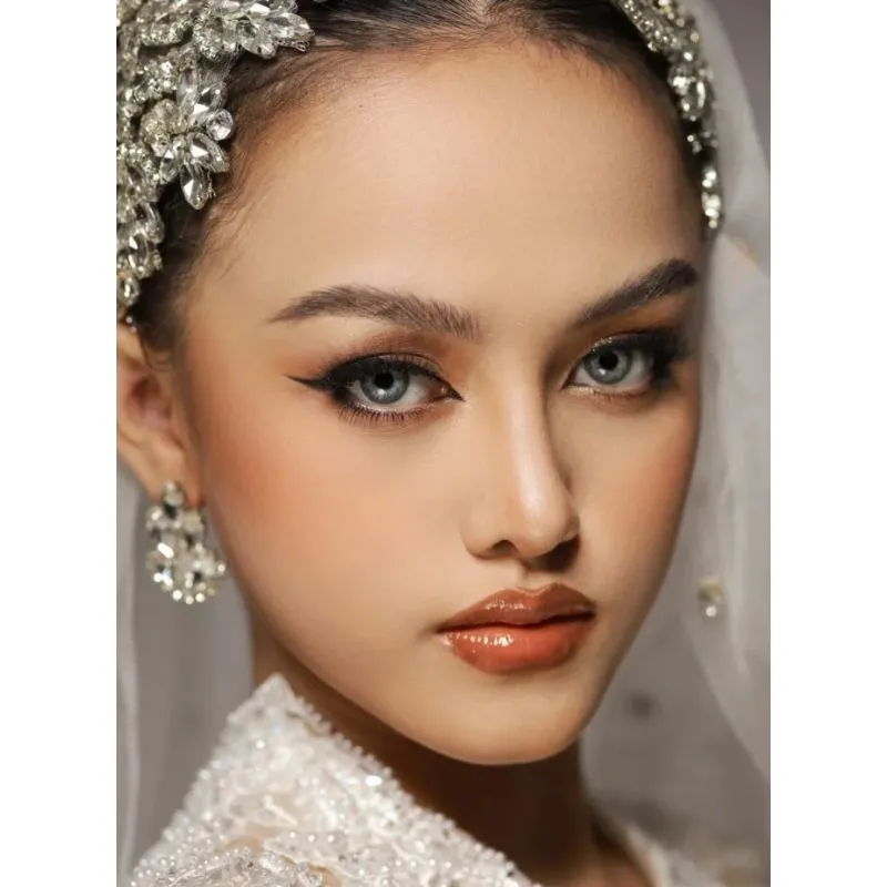 Kiểu trang điểm cô dâu tone Tây căng bóng 