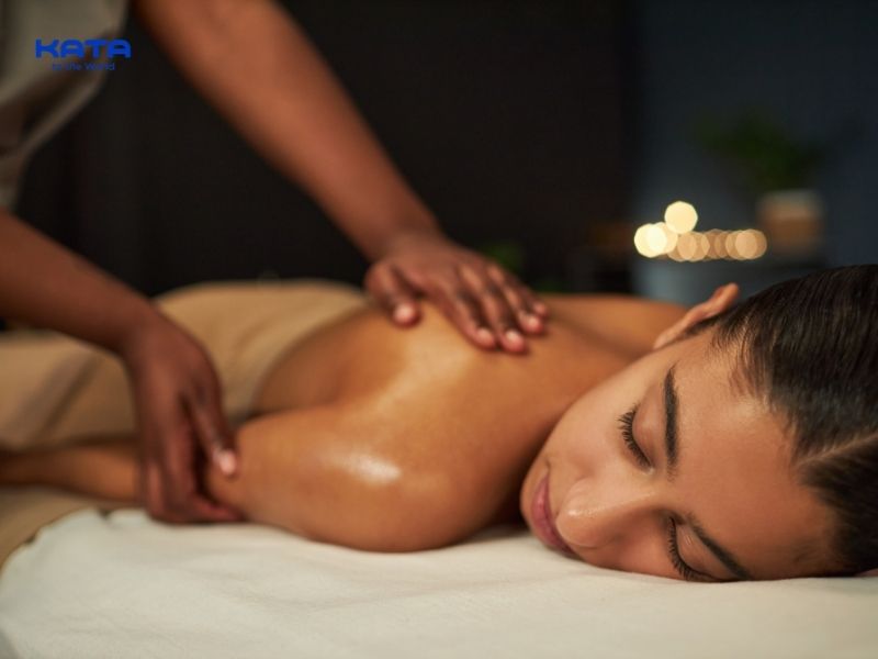 Massage giải bó cơ đạt hiệu quả nên thực hiện lực massage vừa phải