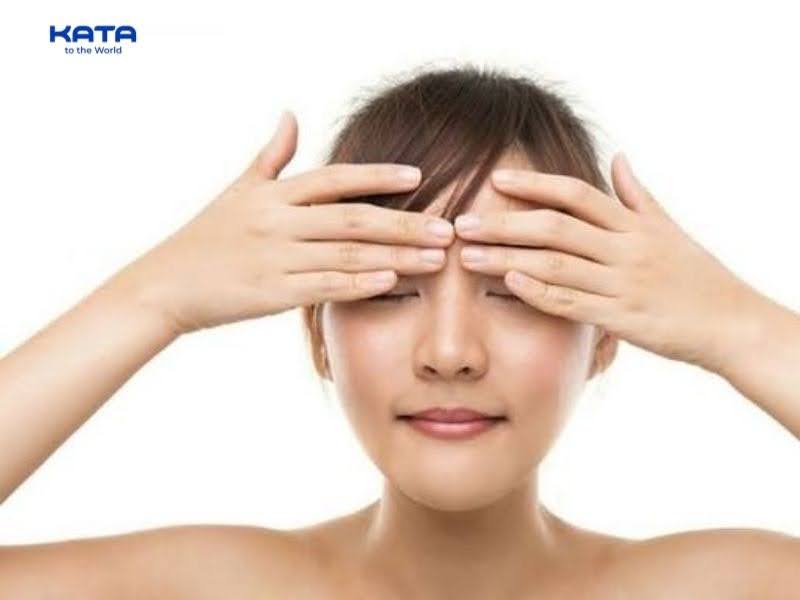 Massage, vuost nhẹ từ chân mày tới đuôi mắt